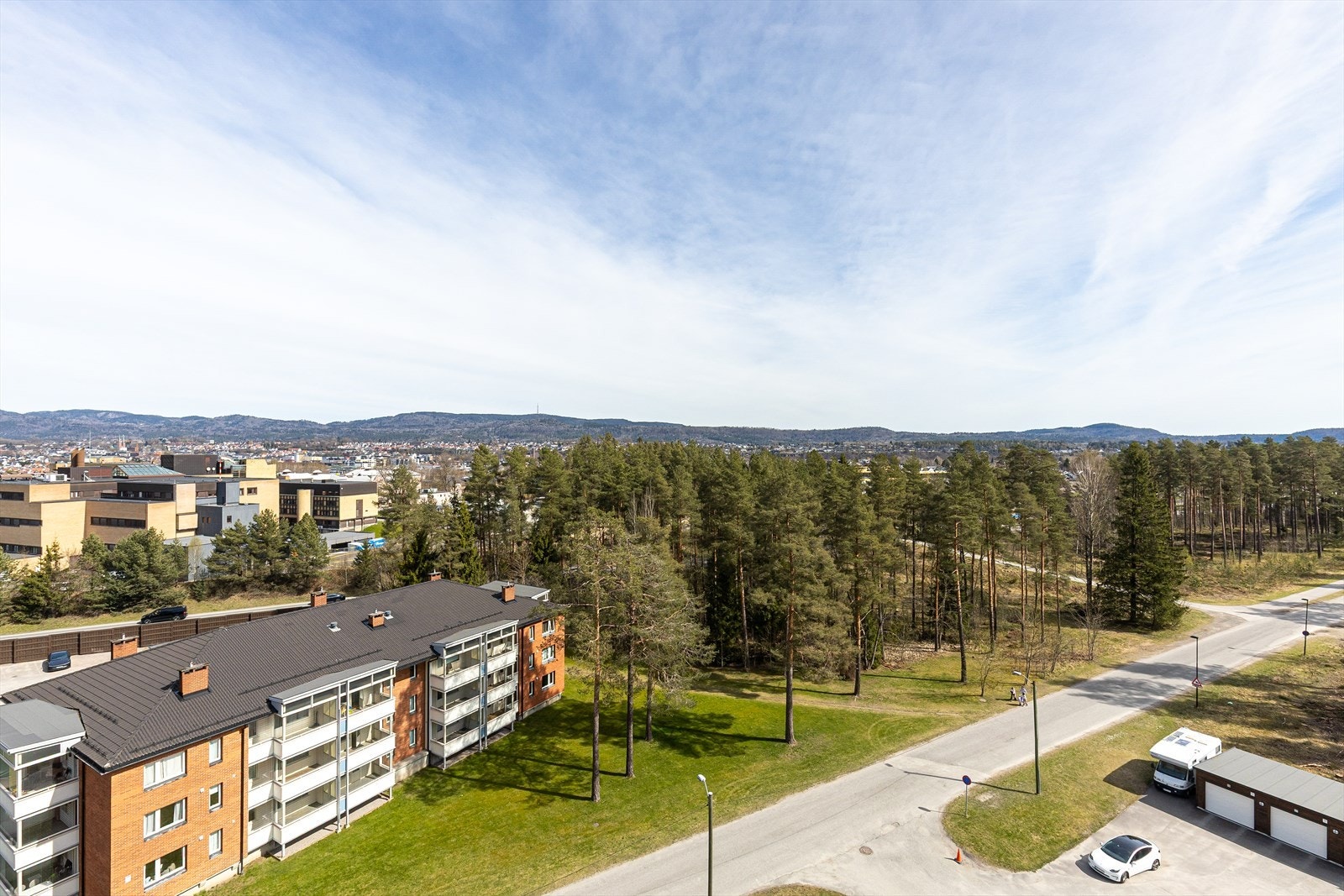 2-roms i 9. etg. m/ utsikt og innglasset balkong | Moderniseringsbehov | Heis | Fjernvarme og TV/bredbånd inkludert Galleribilde