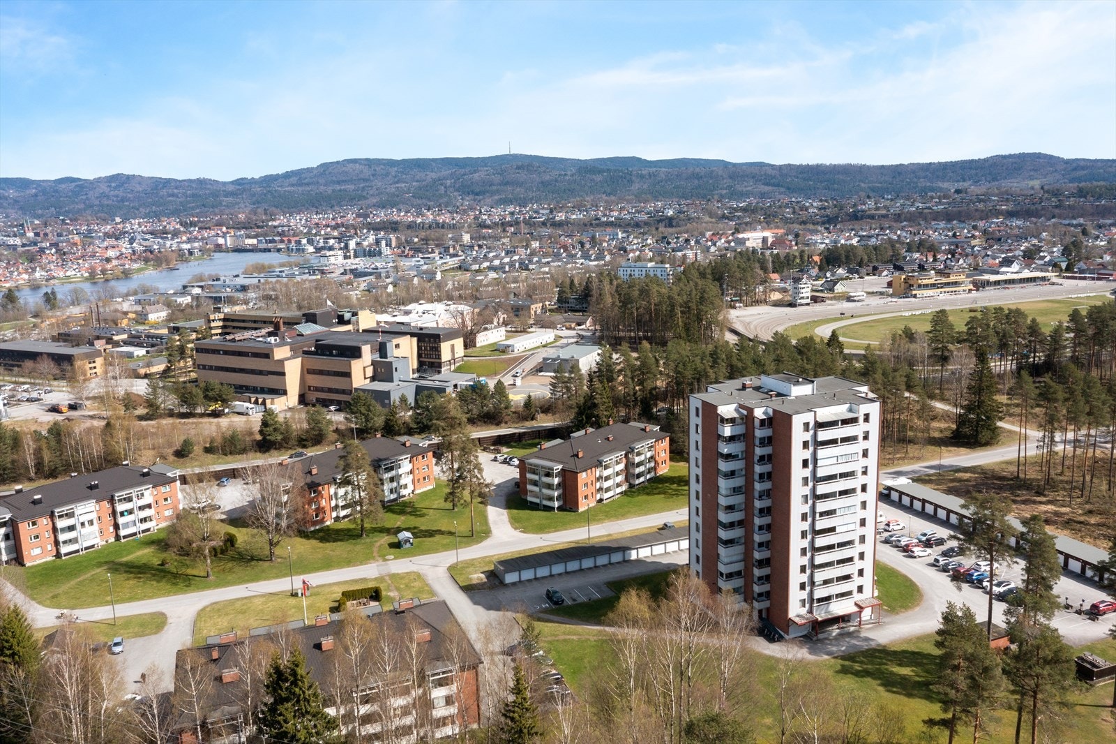 Gode bussforbindelser fra Moflata bussholdeplass tar deg enkelt til Skien sentrum og Porsgrunn. Galleribilde
