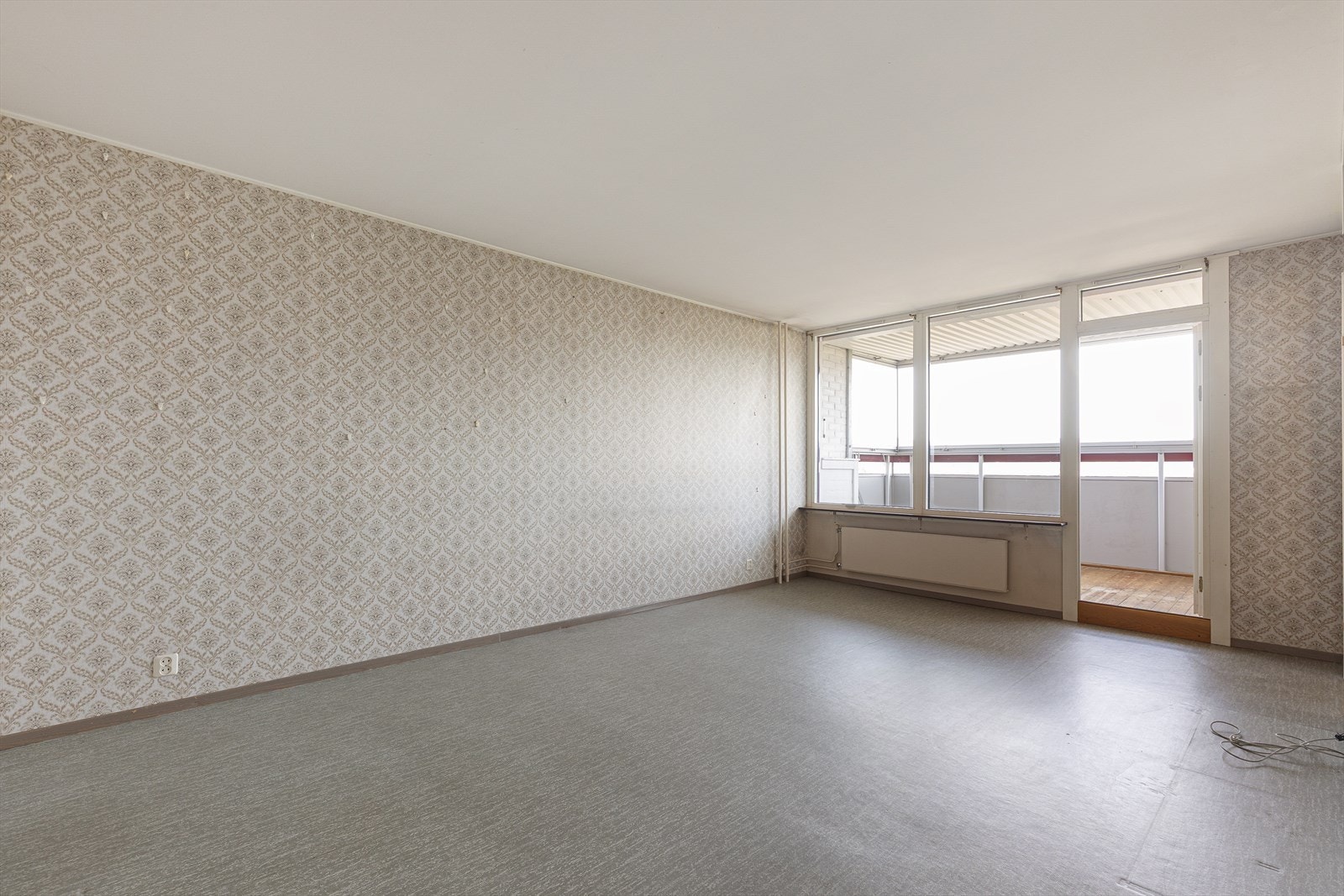 Stuen har plass til en romslig sittegruppe og gir direkte utgang til den innglassede balkongen. Galleribilde