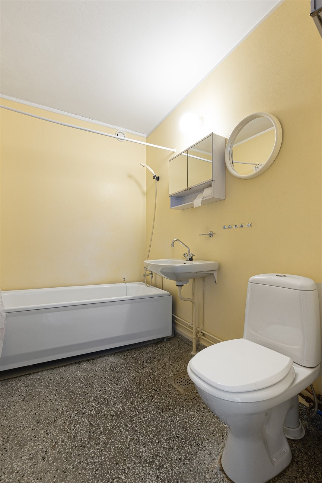 Gulvet på badet har originalt terrazzobelegg. Galleribilde