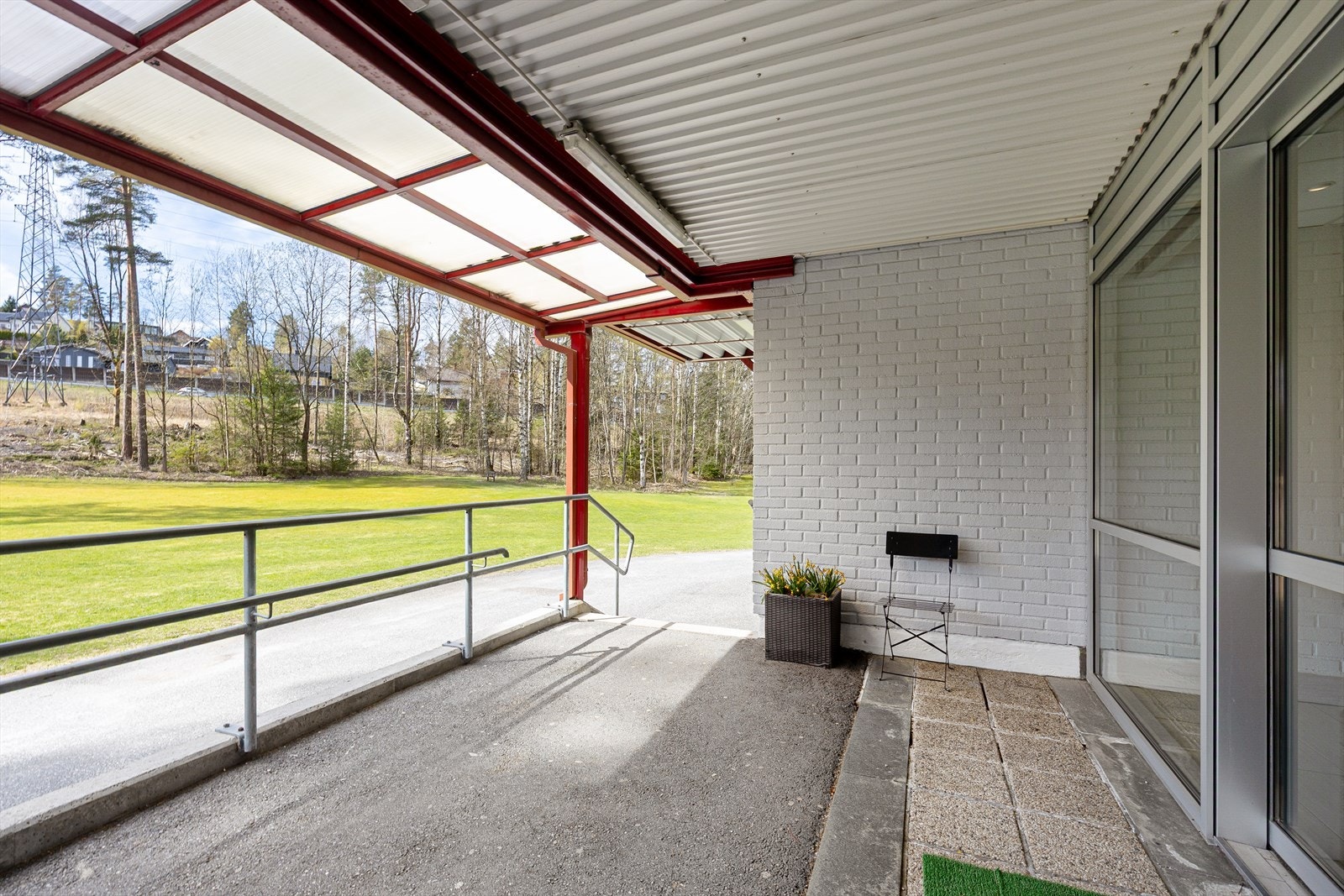 Overbygget og tilgjengelig inngangsparti på bakkeplan. Galleribilde