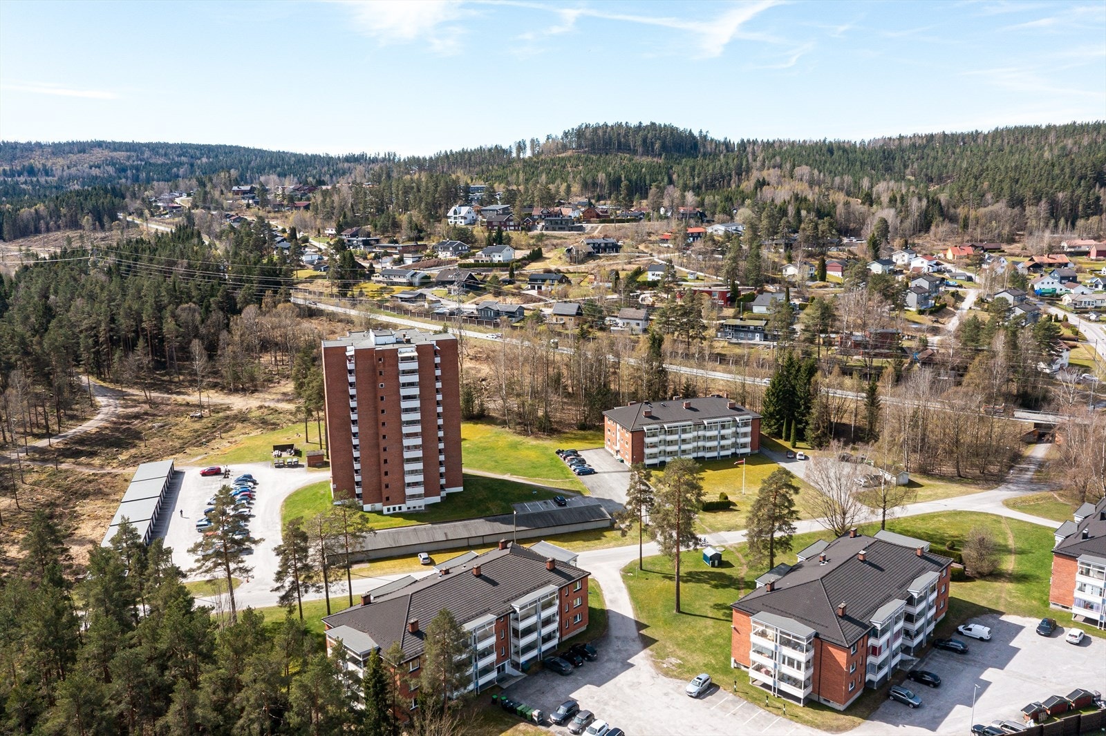 Daglige innkjøp gjør du enkelt med en kort spasertur til nærmeste matbutikk. For et bredere utvalg er det gangavstand til Herkules kjøpesenter, et av regionens største handelssentre. Galleribilde