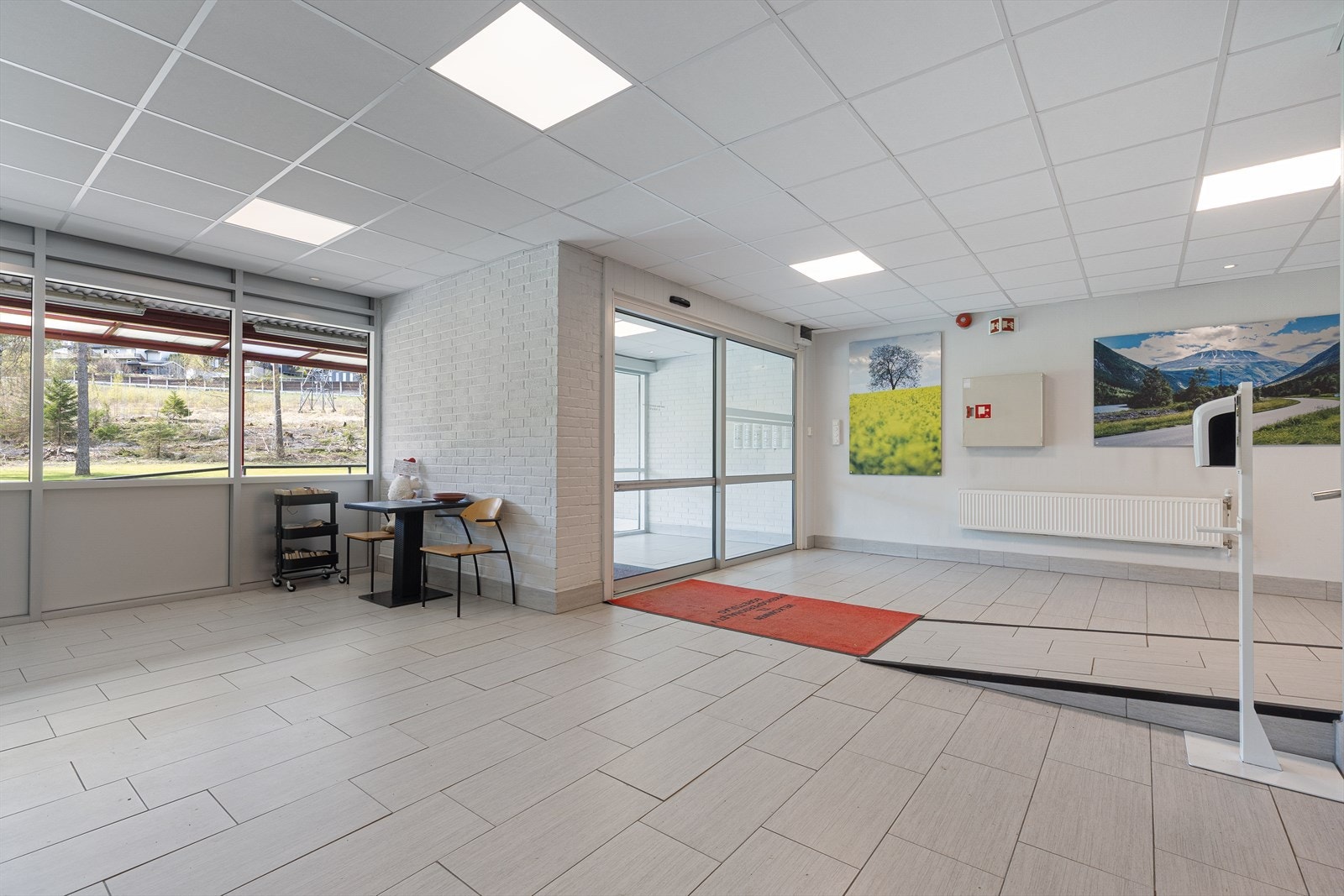 Lyst og innbydende inngangsparti med heisadkomst til alle etasjer. Galleribilde