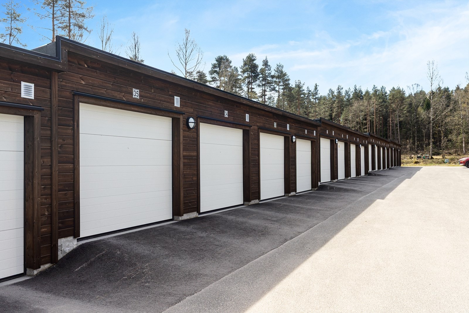Mulighet for garasjeplass i nyere garasjeanlegg. Galleribilde