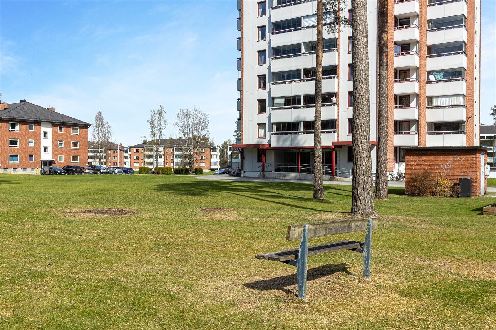 Borettslaget har store, opparbeidede fellesområder med plen og sittegrupper. Galleribilde