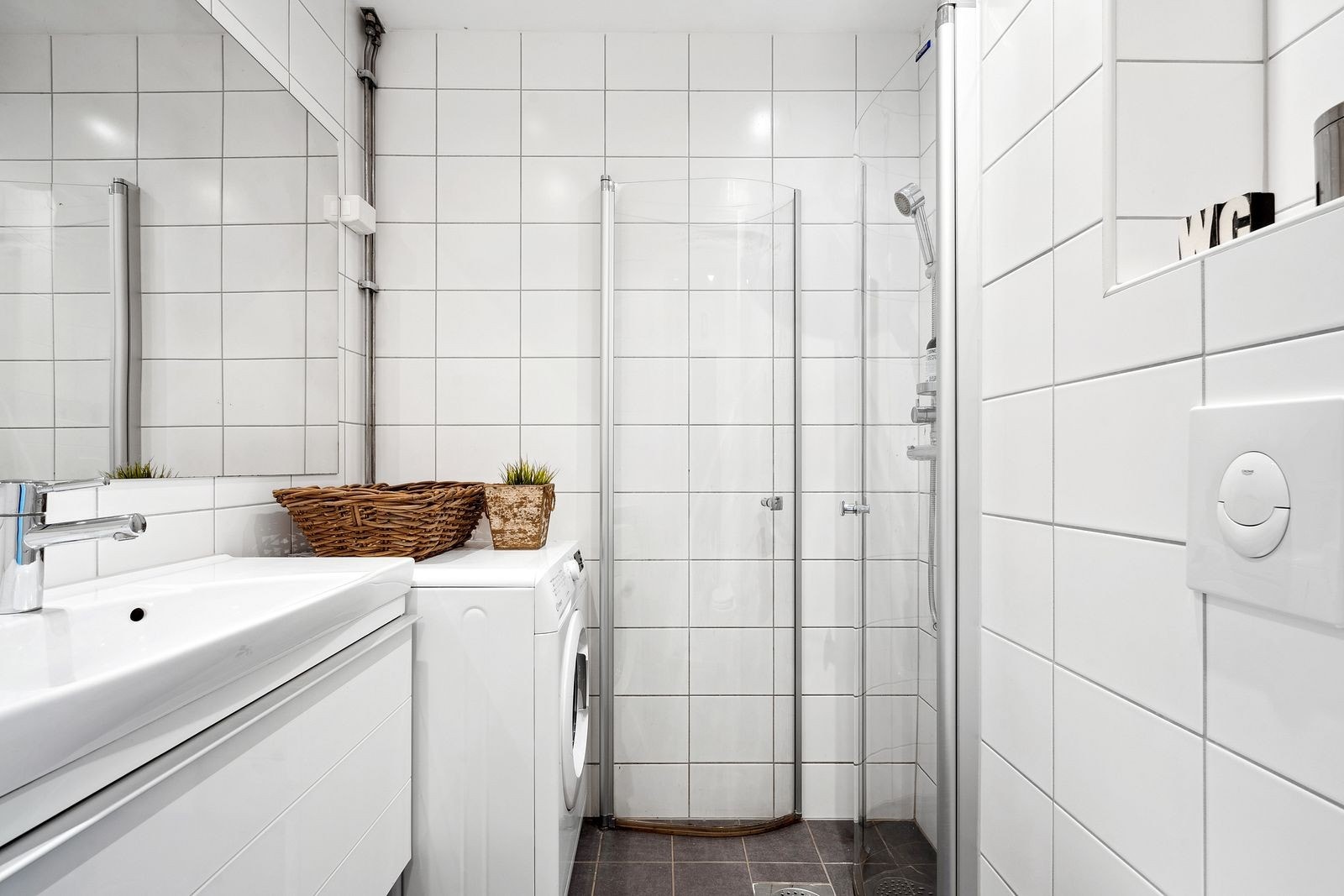 Komplett flislagt bad med varmekabler og vaskemaskin. Galleribilde