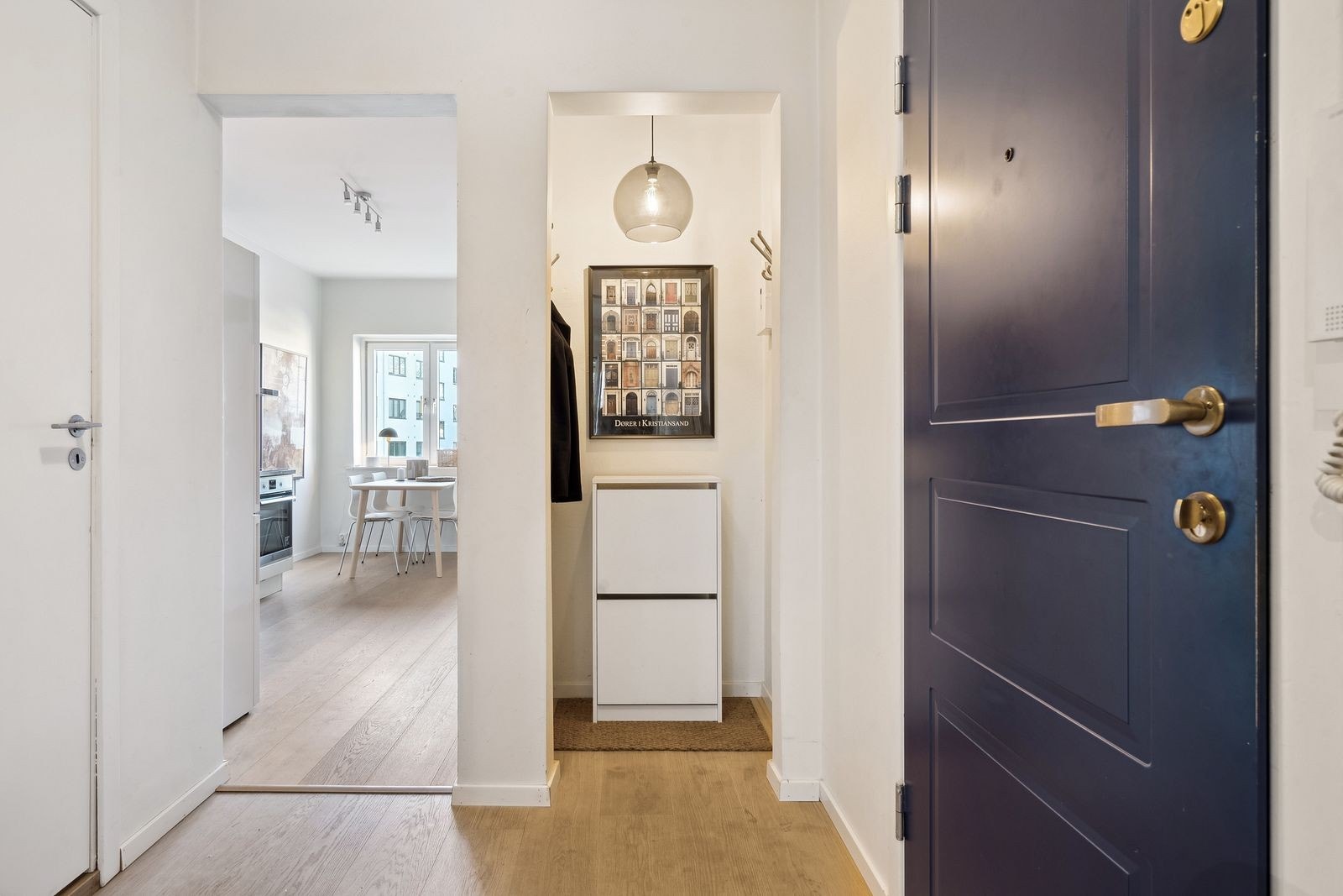 Hyggelig entré. God muligheter for oppbevaring i nisje. Mer oppbevaring i kjellerbod. Galleribilde