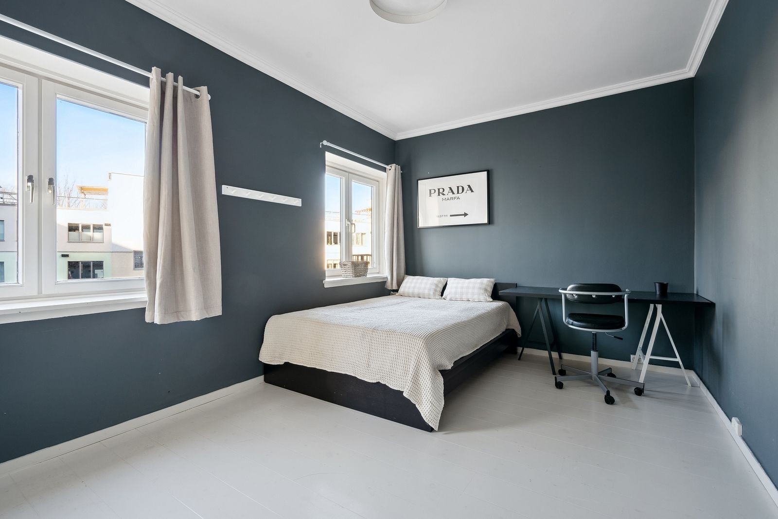 Soverom 1 av god størrelse med god plass til møbler. Svært god takhøyde. Galleribilde