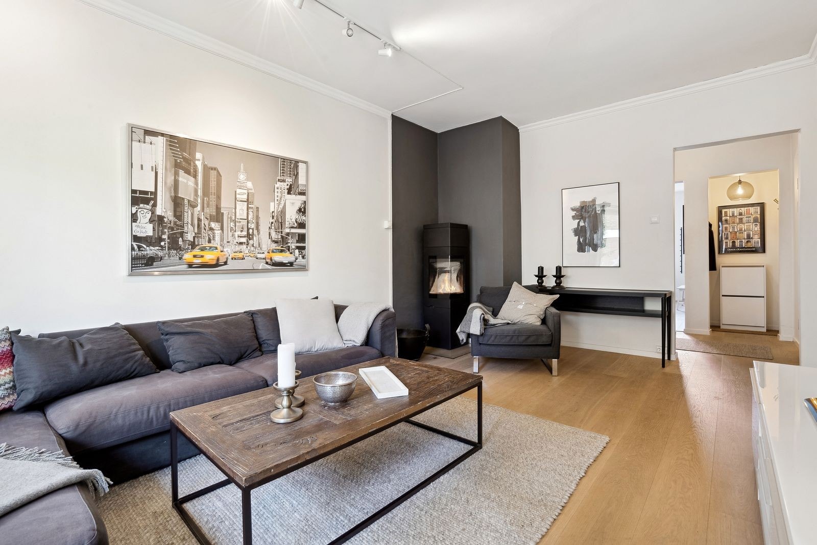 Romslig stue med peis. Galleribilde
