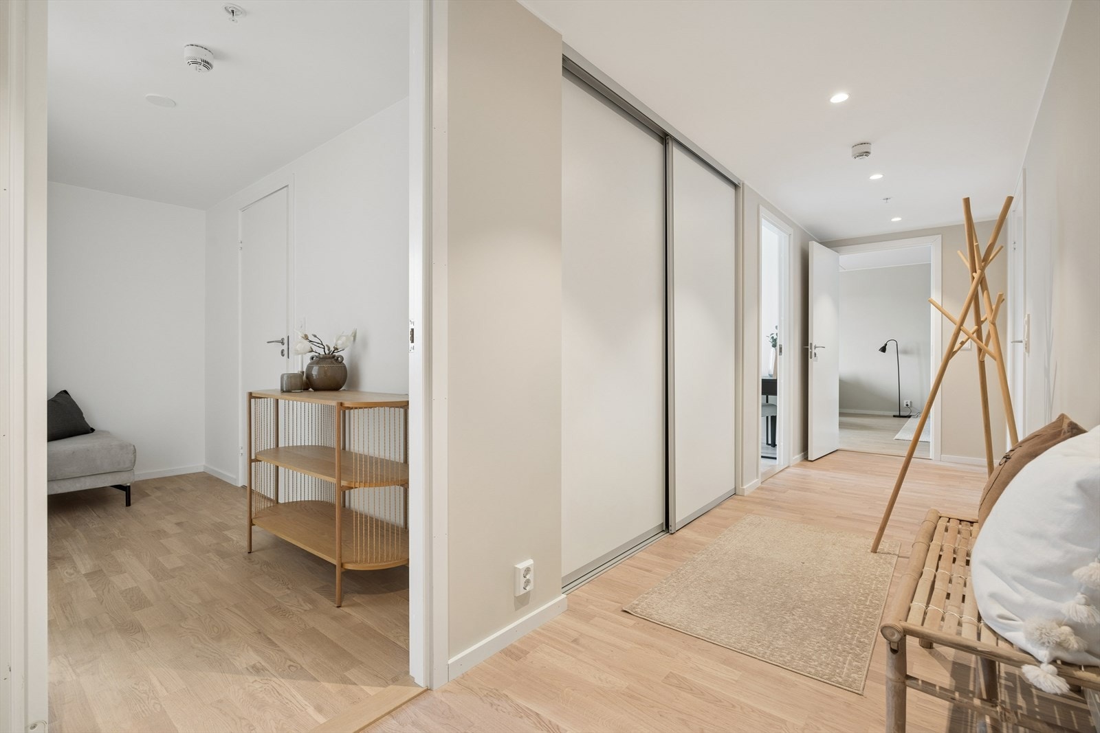 Entrè har skyvedørsgarderobe god plass til oppbevaring av yttertøy. Galleribilde