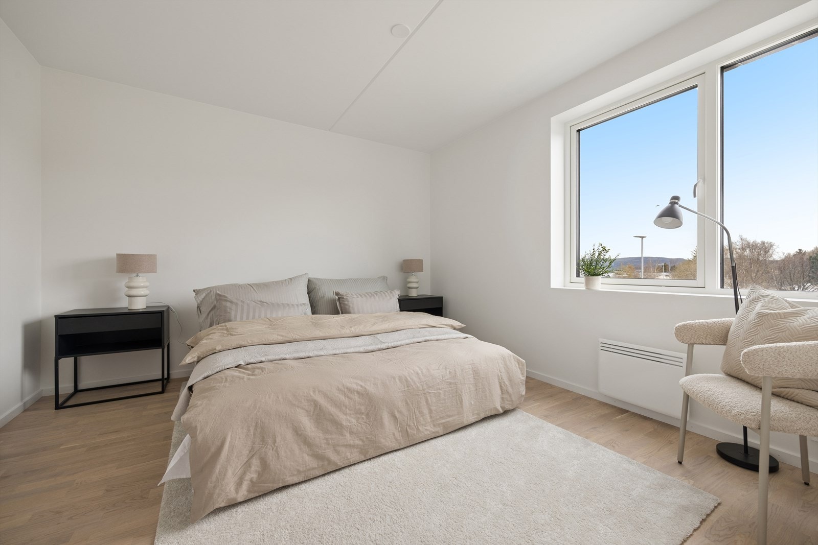 Romslig hovedsoverom med plass til stor skyvedørsgarderobe. Galleribilde