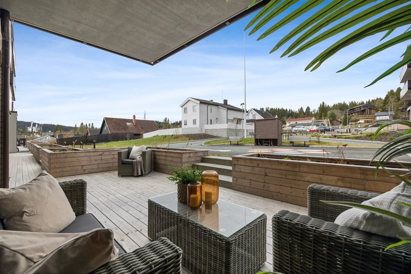 Romslig terrasse med vestvendt beliggenhet. Galleribilde
