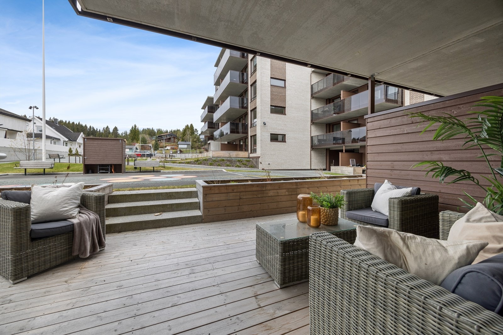 Leiligheten har terrasse ut mot hyggelig fellesareal. Galleribilde