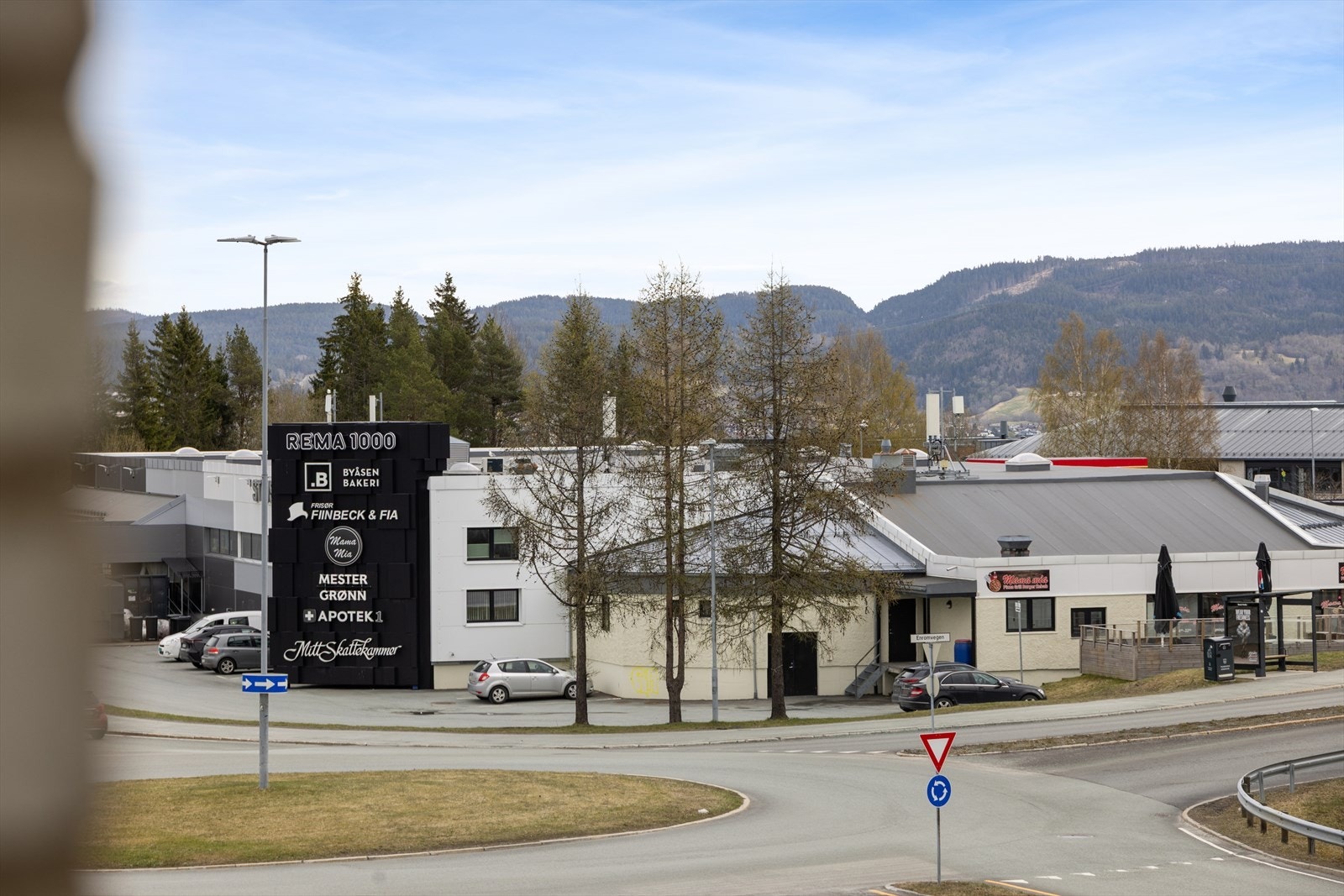 Gangavstand til Stavsetsenteret med dagligvare, bakeri, apotek og blomsterbutikk. Galleribilde