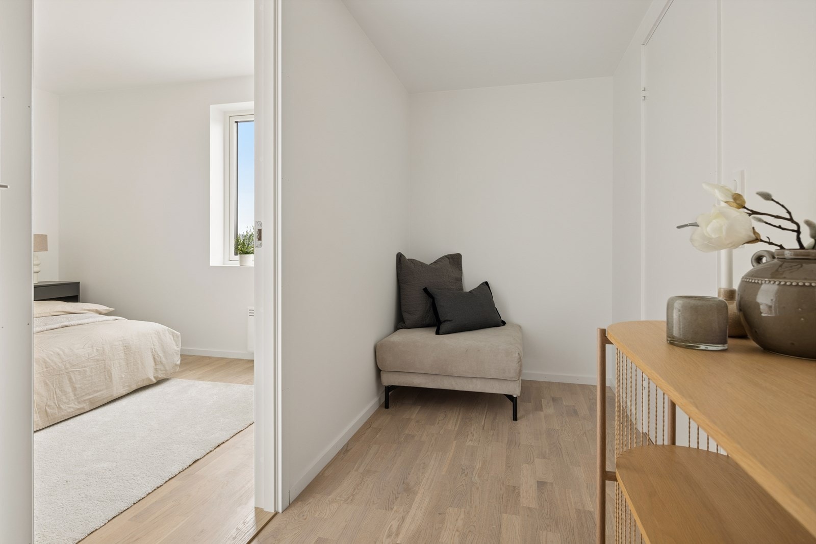 Hovedsoverommet har en suite løsning med garderobe og bad. Galleribilde