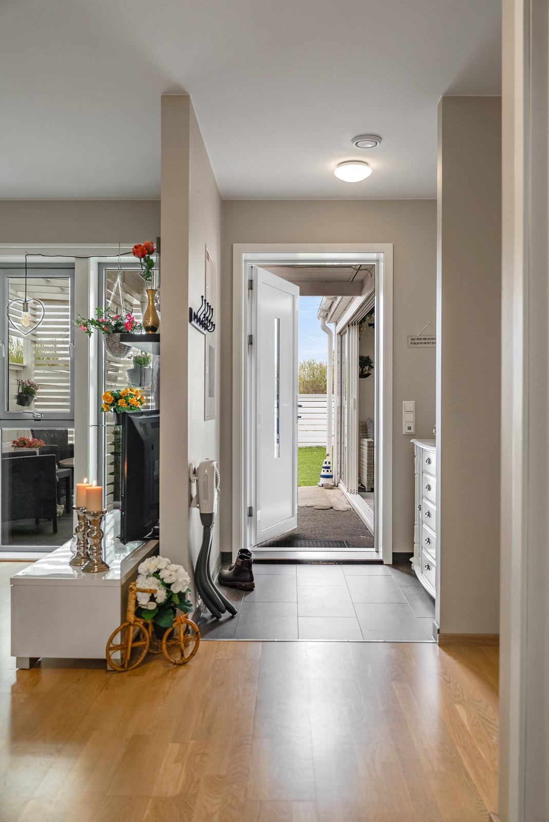 Entré innredet med fliser på gulv som har varmekabler Galleribilde