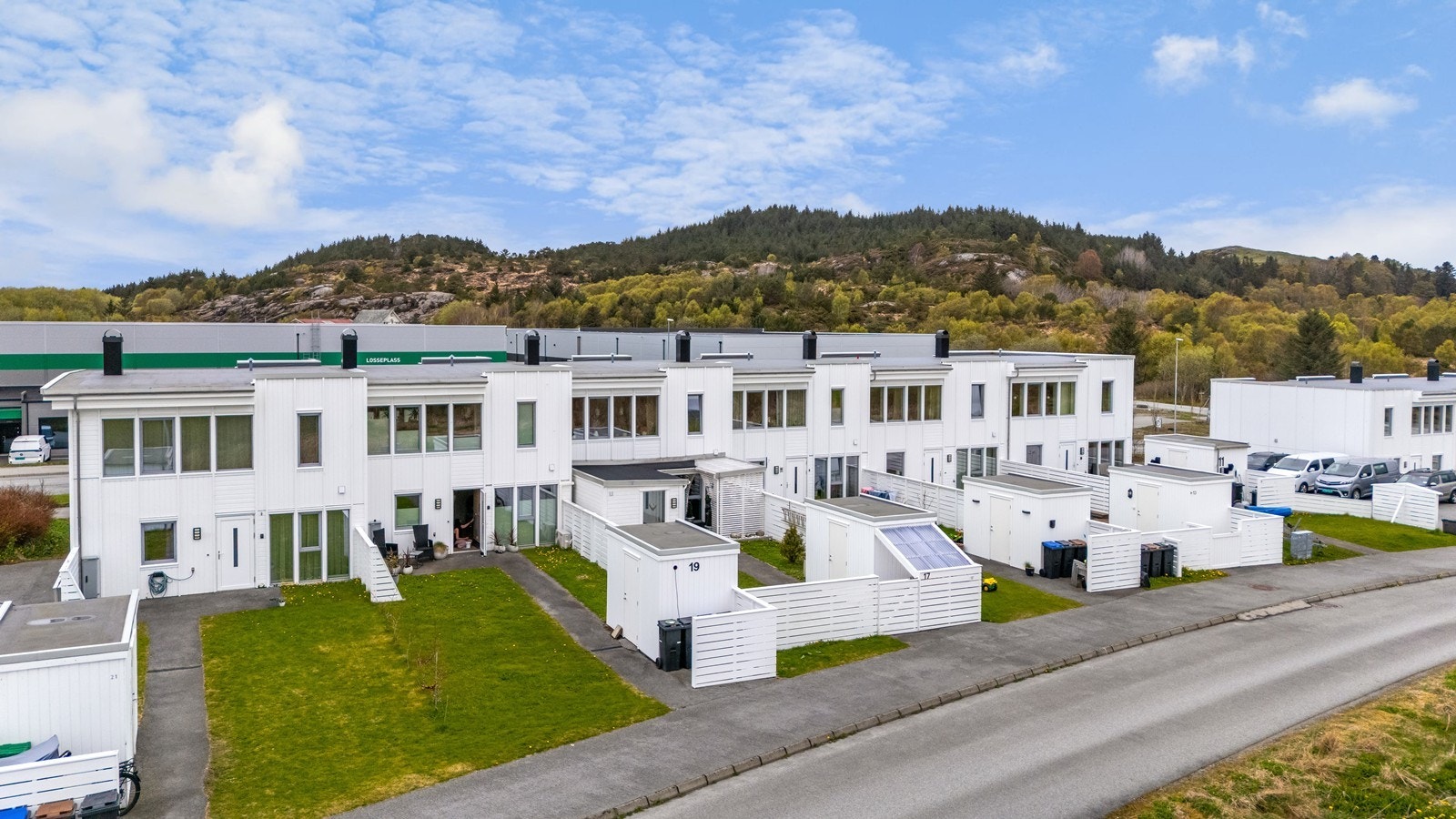.......Bruk av tilhørende utearealer/hage er ikke regulert av denne bestemmelsen og anses som fellesareal for sameiet. Det opplyses imidlertid at slik bruk i praksis har vært disponert av tilhørende seksjon. Se også pkt. ferdigattest Galleribilde
