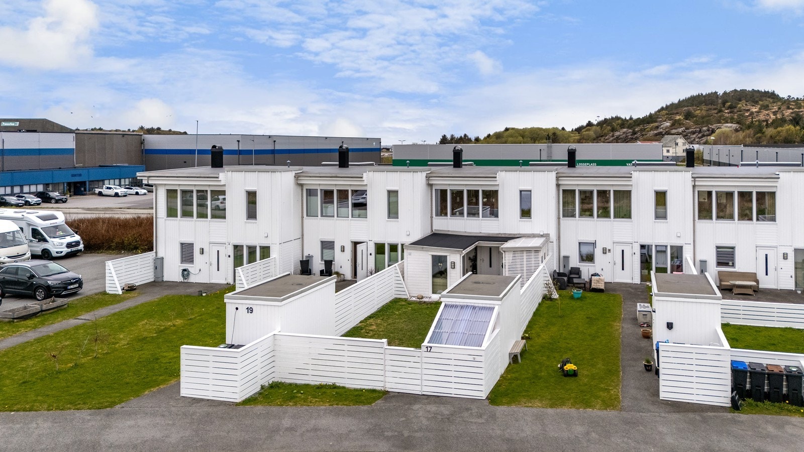 Seksjonen har enerett til bruk av utvendig bebyggelse i tilknytning til sin seksjon, iht. vedtekter. Eneretten gjelder i 30 fra 06.12.22....... Galleribilde