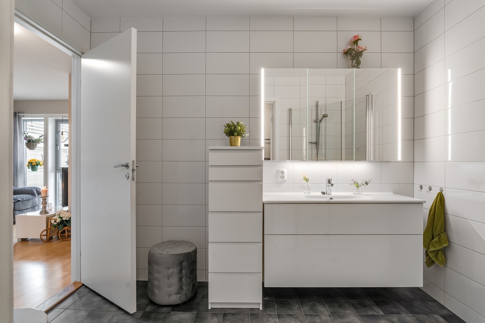 Pent og fullfliset baderom som har varmekabler i gulv. Rommet har innredning med nedfelt servant, veggmontert toalett og dusjvegger/hjørne Galleribilde