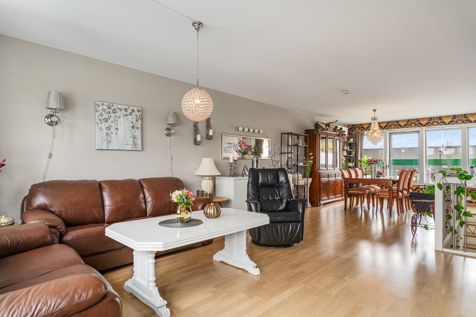 Lys og luftig stue med gjennomgående lys og store vindusflater, som gir en åpen og innbydende atmosfære Galleribilde