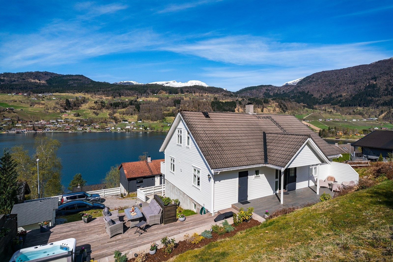 En flott familiebolig i et etablert boligområde på Hjeltnes. Galleribilde