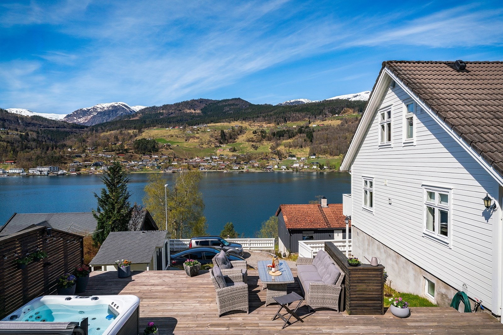 Fra eiendommen nyter man flott utsikt mot bla. Brakanes, Kvasshovden og Vassfjøra. Galleribilde