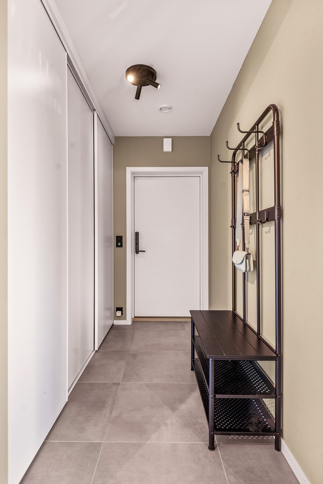Entréen gir et godt førsteinntrykk og har rikelig med oppbevaringsplass i en stor skyvedørsgarderobe. Galleribilde