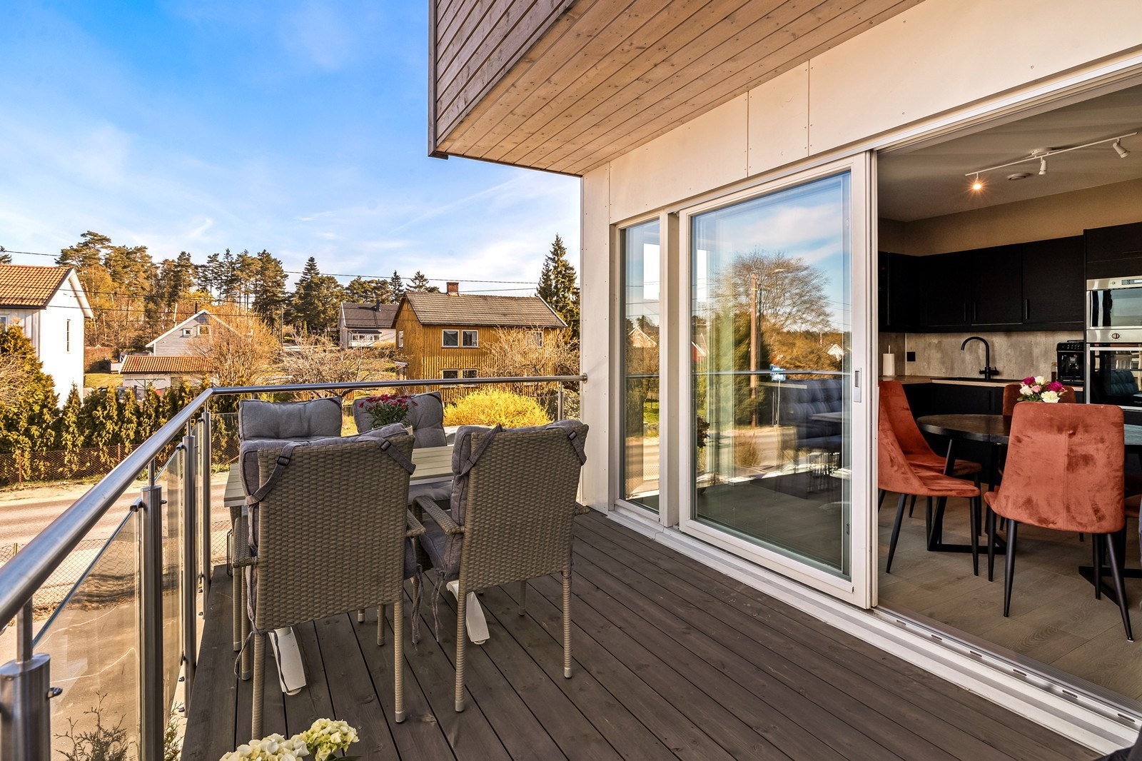 Skyvedøren
gir en sømløs overgang mellom inne- og uterom. Galleribilde