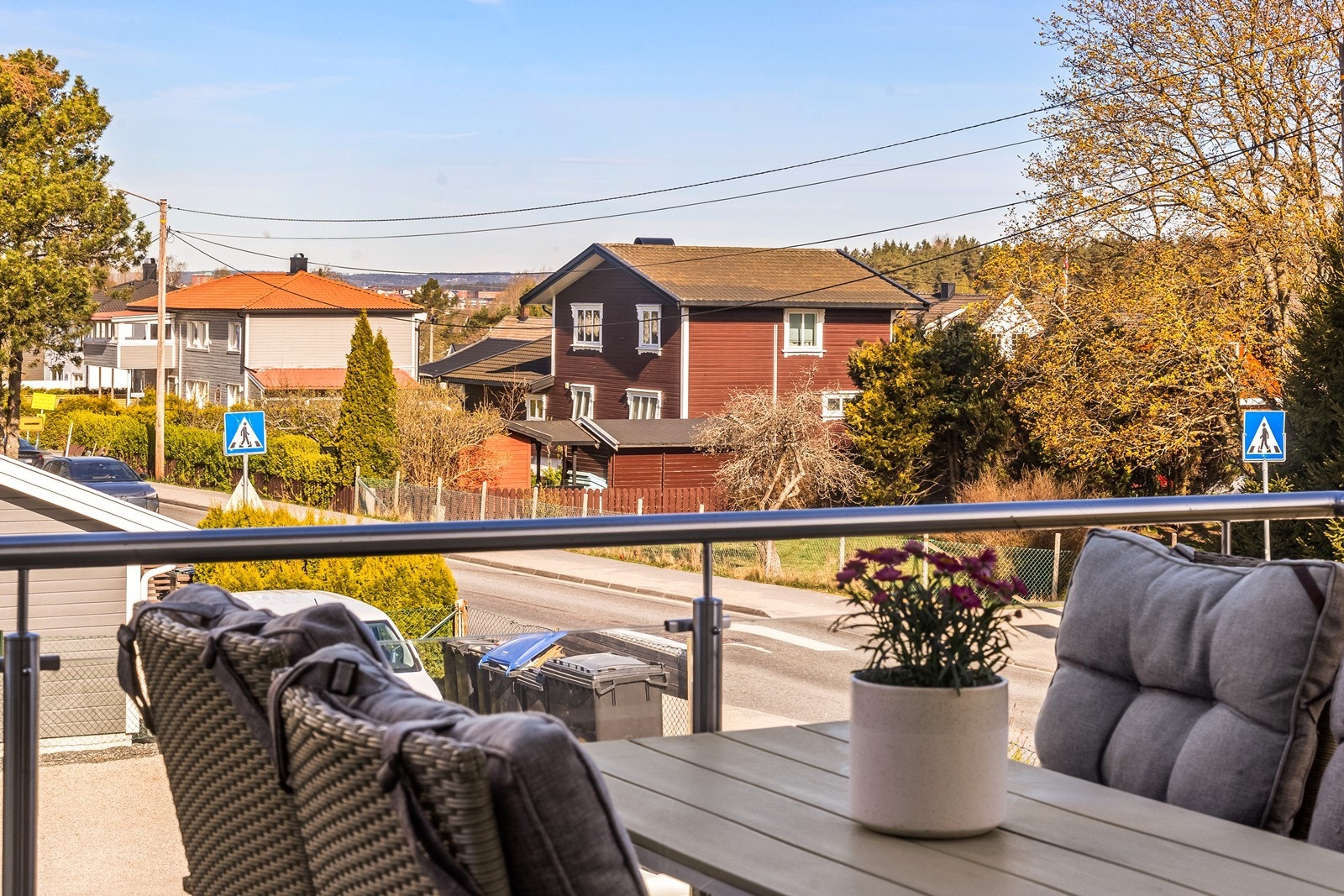 Fra verandaen har man utsyn over et etablert og rolig nabolag. Området beskrives som trygt og godt for barn. Galleribilde