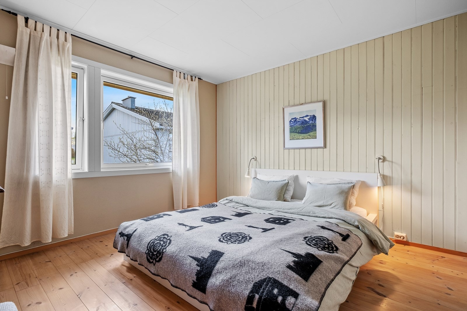 Største soverommet er på 13,6m² og har rikelig med plass for møblering eter eget ønske. Her får du innebygde skap som medfølger handelen. Galleribilde