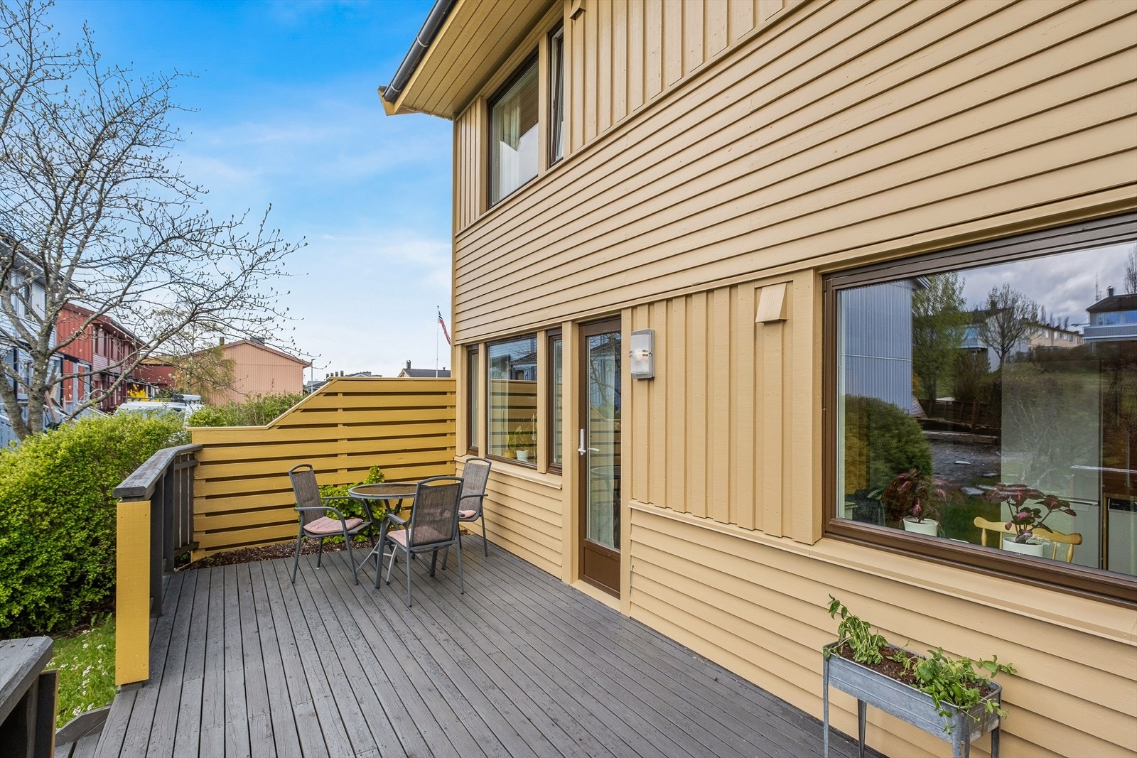 Terrassens gode størrelse gir gode møbleringsmuligheter med flere sittegrupper, hvor du kan nyte solen. Galleribilde