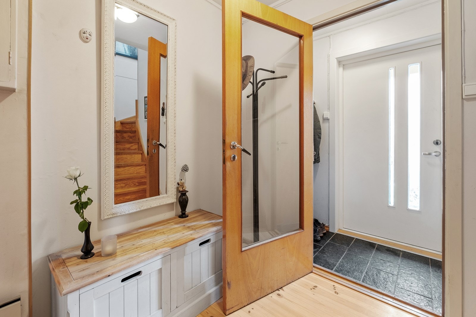 Entreen er på ca. 5m² og byr på både innerdør og oppbevaringsmuligheter. Galleribilde