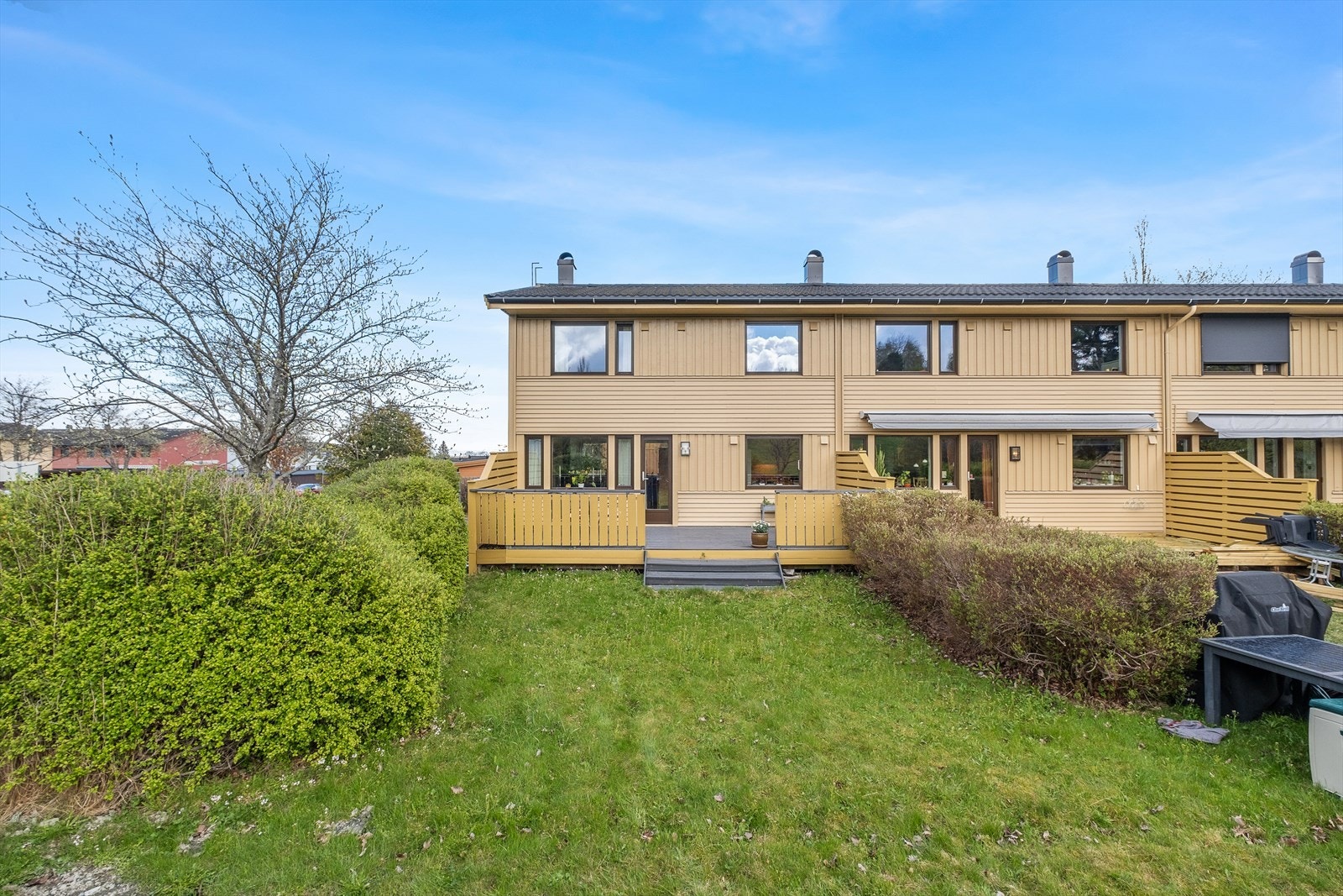 Her får du et attraktivt enderekkehus over 3 plan med både terrasse og hage. Galleribilde