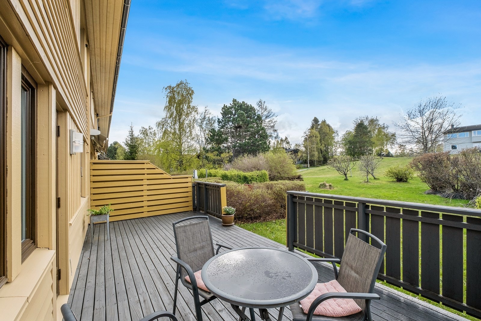 Terrassen er på 21m² og vender mot sørvest som byr på gode solforhold. Galleribilde