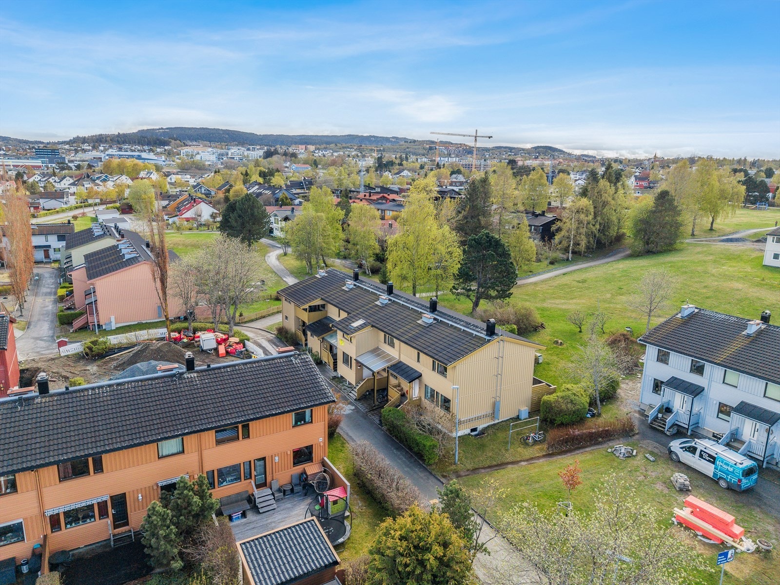 Ved ønske om parkeringsplass finnes det både uteplasser, carporter og garasjer for beboerne i Tingsletta borettslag. Tildeling av parkeringsplass skjer ved søknad til styret. Galleribilde