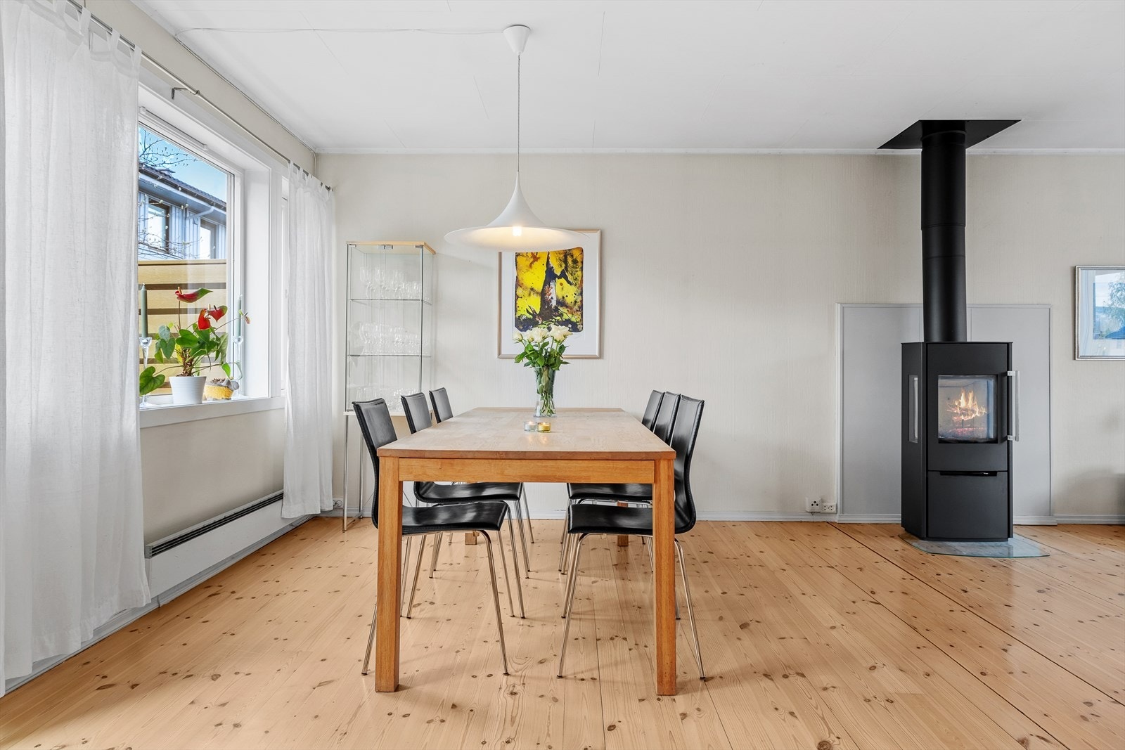 Her får du en lekker spisebordseksjon med peisovn i midten av rommet, som bidrar til en god atmosfære. I regi av TOBB/borettslaget ble det byttet skorstein/pipe med ny rentbrennende peisovn i 2022. Arbeidet ble utført av Rolf Arne Dahl AS. Galleribilde