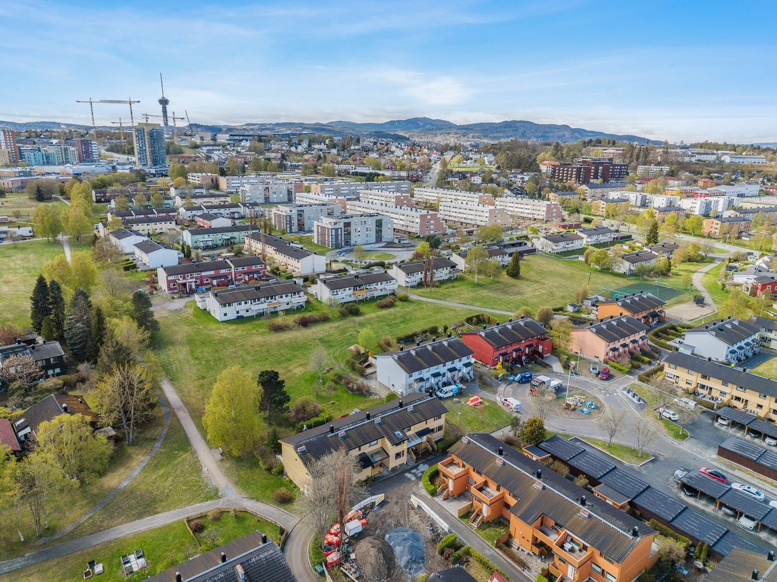 Meget attraktiv og barnevennlig beliggenhet på Strindheim med nærhet til en rekke servicefunksjoner som barnehager, skoler, dagligvarebutikker, kollektivtransport samt flotte park- og turområder. Galleribilde