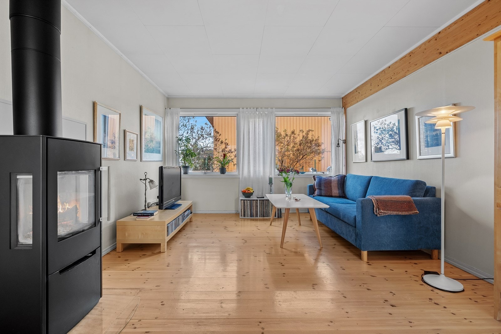 Her får du en flott stueløsning med rikelig lysinnslipp gjennomgående i boligen. Galleribilde