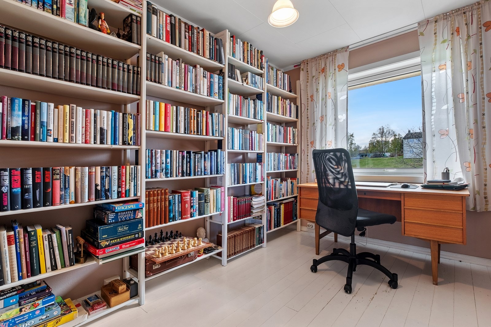 Siste soverommet, som selger i dag har innredet som kontor er på 11m². I godkjente byggetegninger er det tegnet inn som soverom. Galleribilde