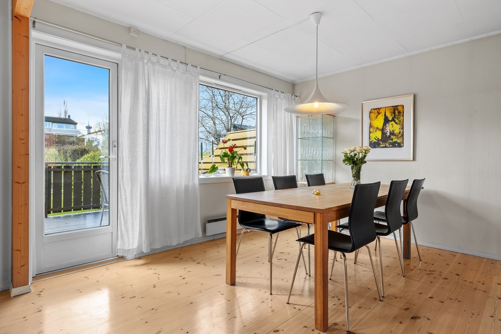 Fra stuen har du utgang til den flotte terrassen og hagen, som byr på gode solforhold. Galleribilde