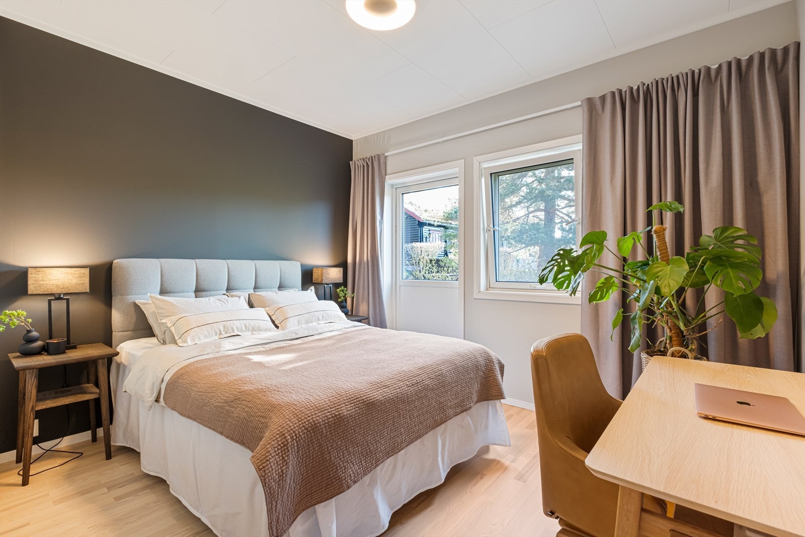 Hovedsoverommet har god plass til dobbeltseng og arbeidsområde. Galleribilde