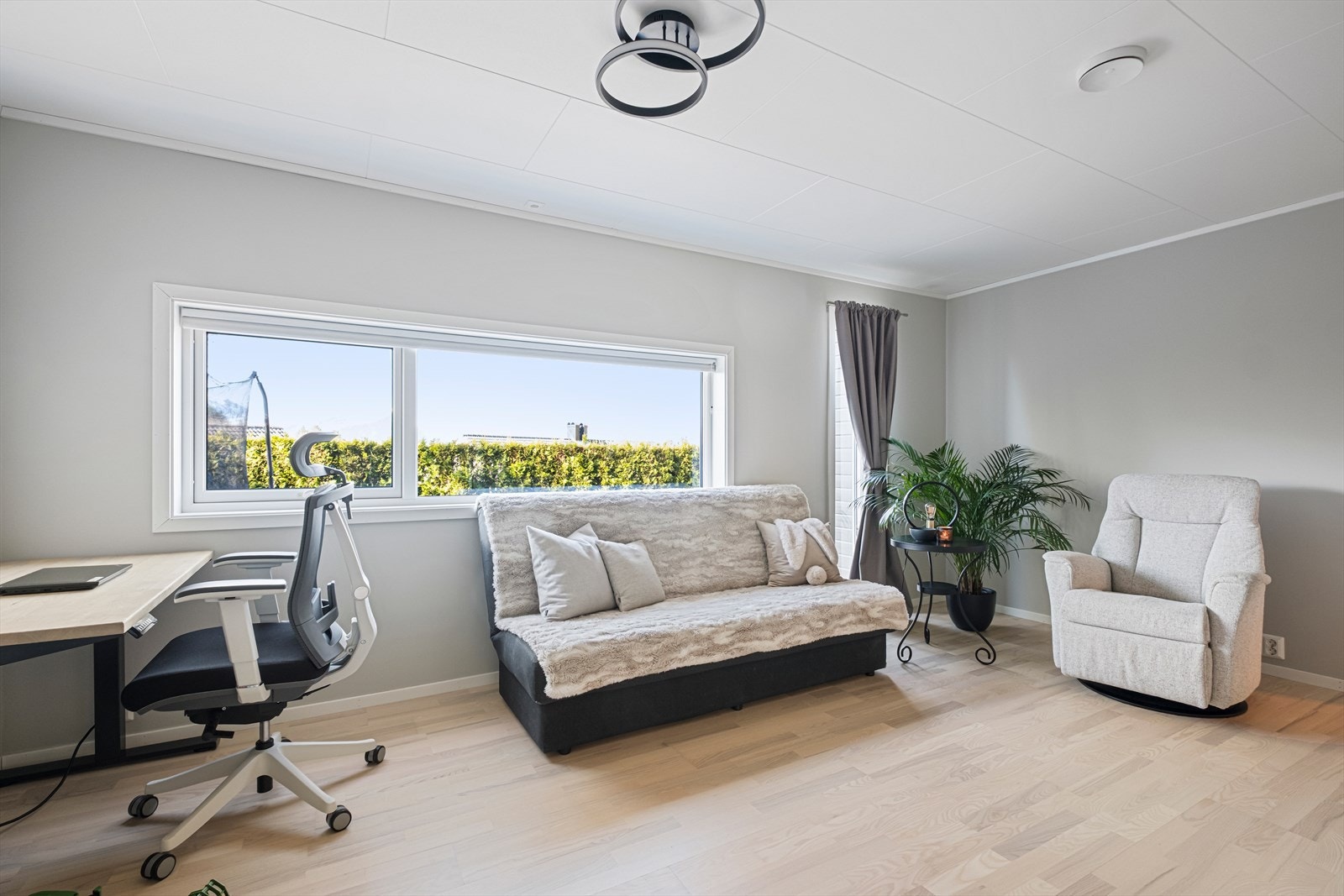 Plass til kontorarbeidsplass eller som oppholdsrom med utsikt til hagen. Galleribilde
