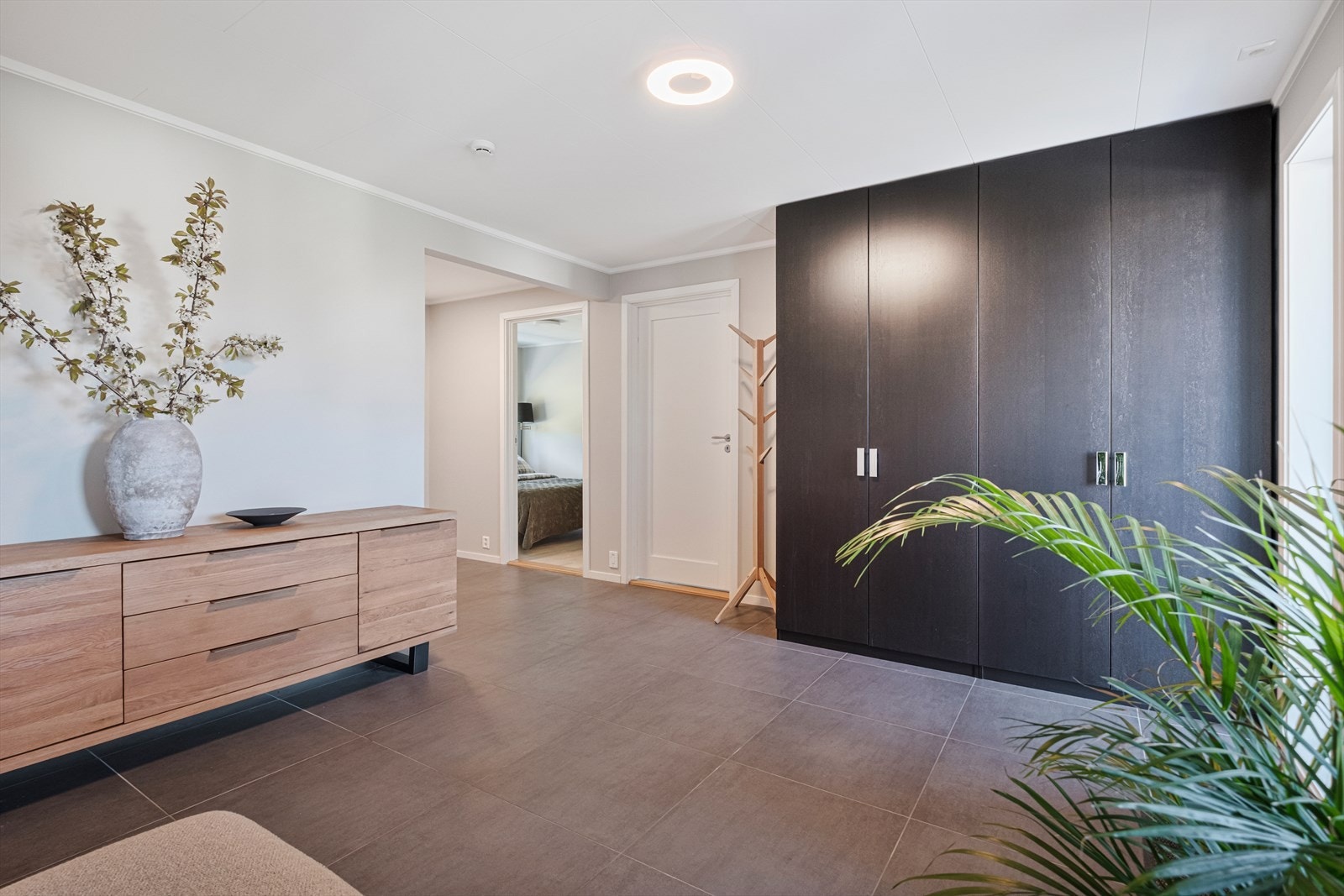 Skyvedørsgarderobe gir mulighet for ryddig oppbevaring i oppholdsrommet. Galleribilde