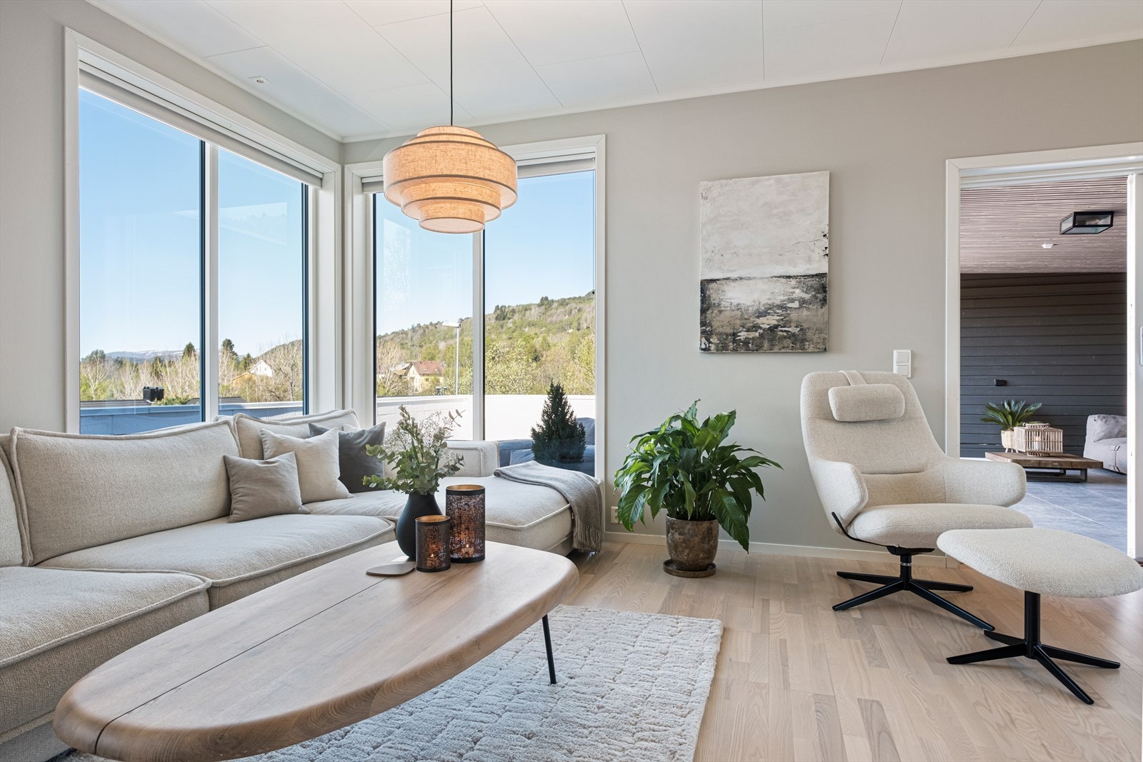 Direkte utgang fra stuen til tilstøtende terrasse for enkel tilgang til uteområdet. Galleribilde