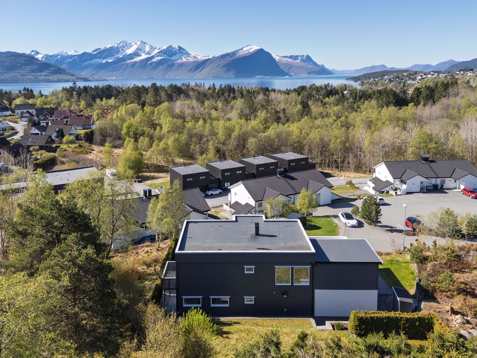 Boligen har en romslig og solrik beliggenhet med utsikt mot fjord og omkringliggende fjell. Galleribilde