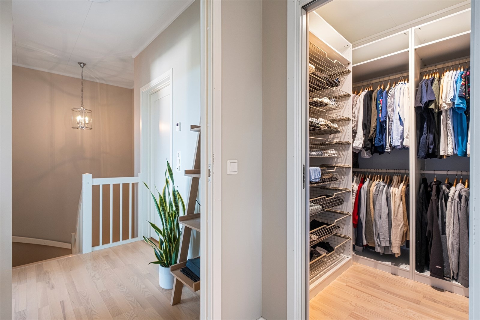 Garderobeløsning med skyvedører gir effektiv oppbevaring i tilknytning til rommet. Galleribilde