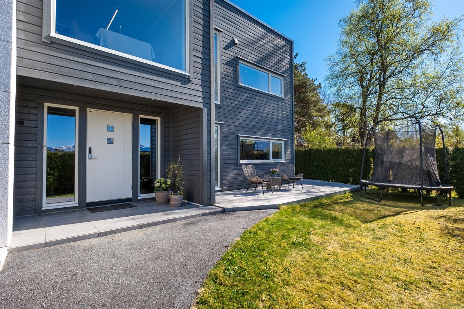 Boligen har en romslig og innbydende uteplass med tilhørende hageområde. Galleribilde