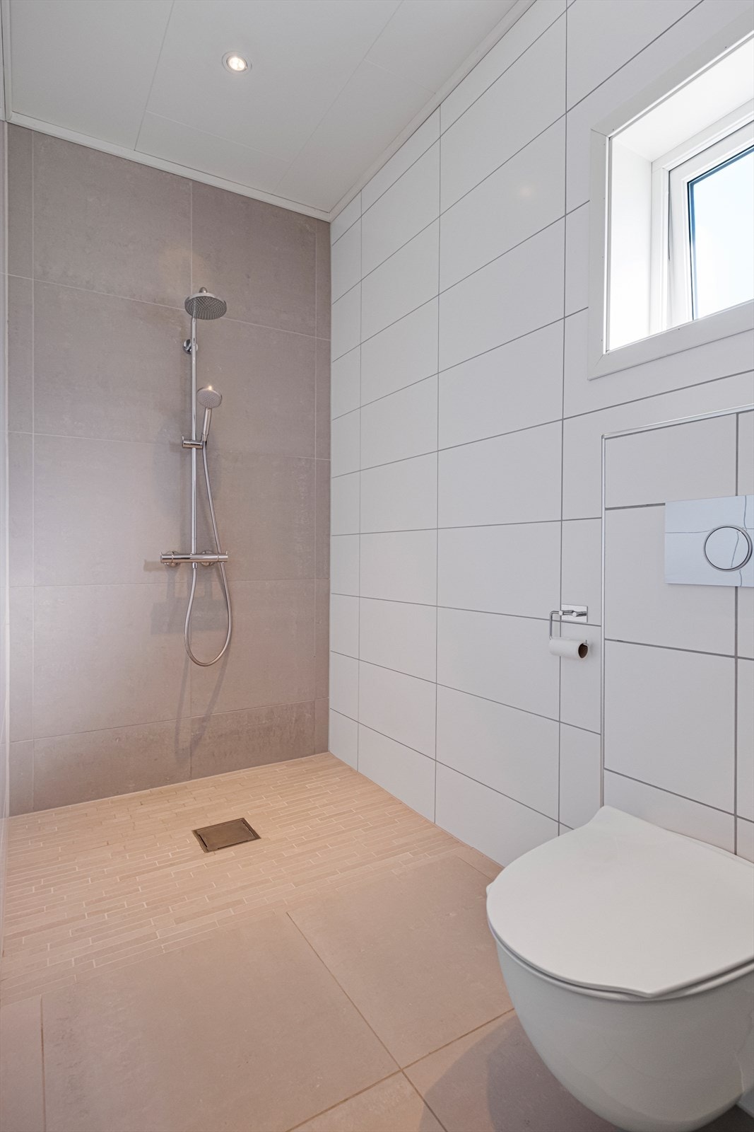 Dusjområdet har flislagte overflater og et moderne sluksystem. Galleribilde