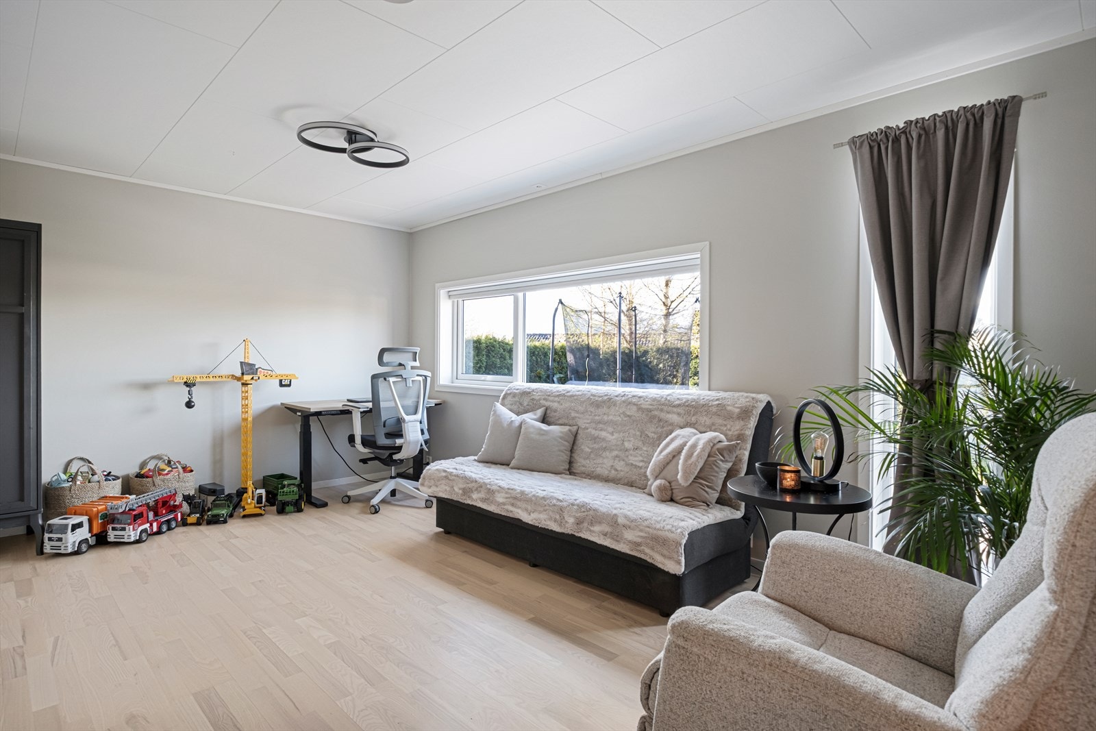 Stue i 1. etasje har lyst gulv og vindu som slipper inn godt med dagslys. Galleribilde