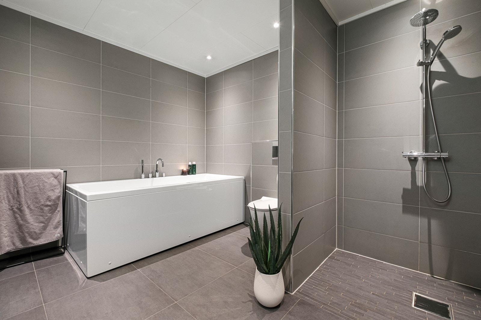 Badet har både dusjnisje og et separat badekar. Galleribilde